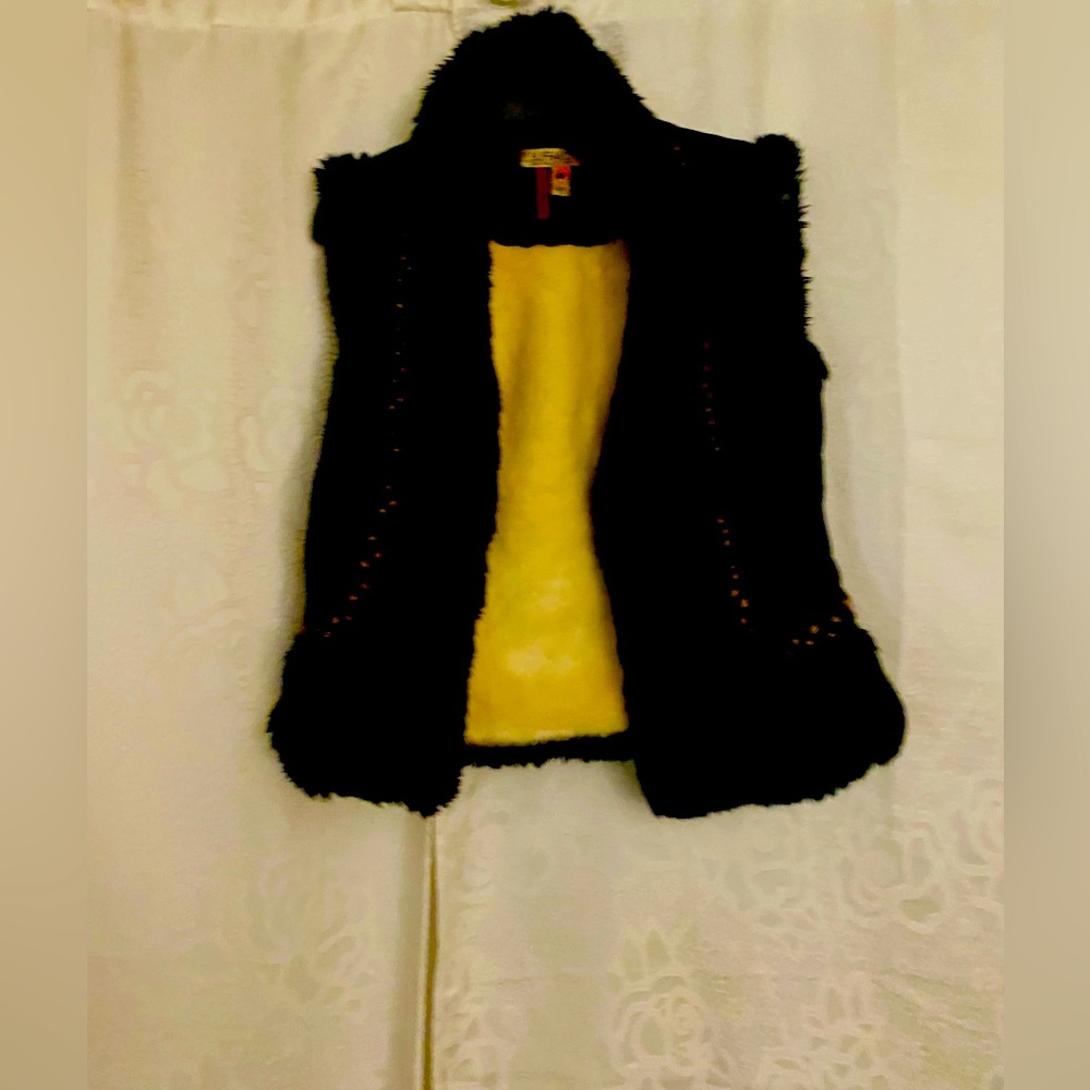 Black fur vest with brown details